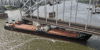 Rus Kargo Gemisi  Demiryolu Köprüsüne Çarptı