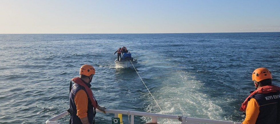 Beşikdüzü Açıklarında Arızalanan Tekne Kurtarıldı