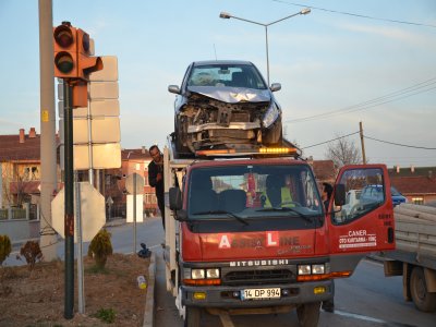 15 dakika yanmayan trafik lambası 2 kazaya sebep oldu: 4 yaralı