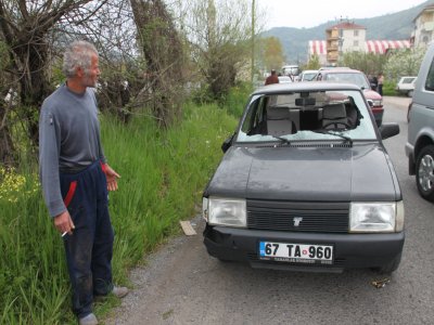 3 yaşındaki kızını kurtarmak isterken otomobil çarptı