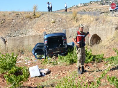 5 km gitmemek için 500 m ters yönde giden araç şarampole uçtu: 8 yaralı