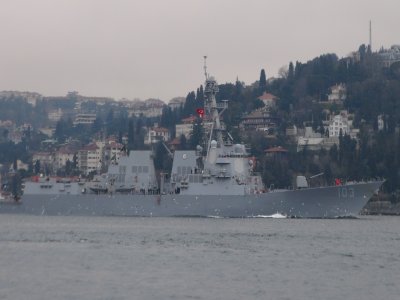 ABD Savaş Gemisi İstanbul Boğazı`ndan Geçti