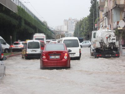 Adana'da şiddetli yağış hayatı felç etti