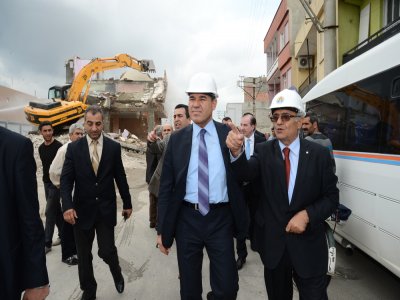 Adana'da yeni bulvar açılması için başlatılan yıkımlar sürüyor