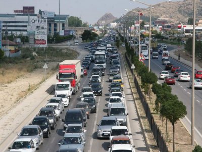 Afyon'da 5 kilometrelik araç kuyruğu oluştu