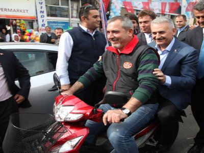 AK Parti İzmir adayı Yıldırım Bayındır'da çarşı dolaştı