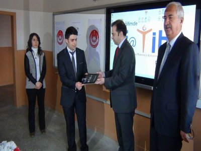 Akdağmadeni’nde 47 öğretmene tablet bilgisayar dağıtıldı
