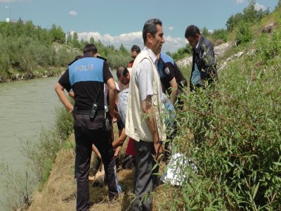 Akıntıya kapılan çocuğu suya atlayan polis kurtardı