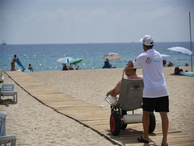 ALANYA’DA ENGELLİ BİREYLERİN DENİZ KEYFİ