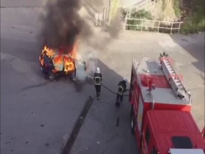 Alev topuna dönen otomobilden zor kurtuldu