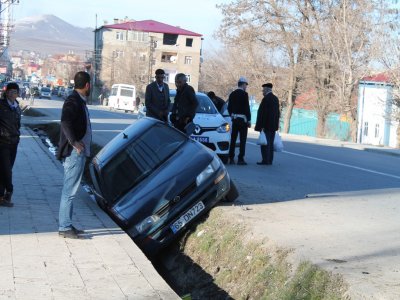 Ambulans, otomobile çarpıştı: 4 yaralı