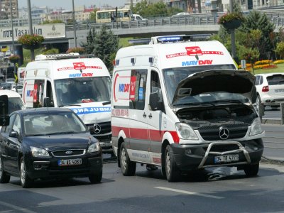 Ambulansların kazası E-5'i kilitledi