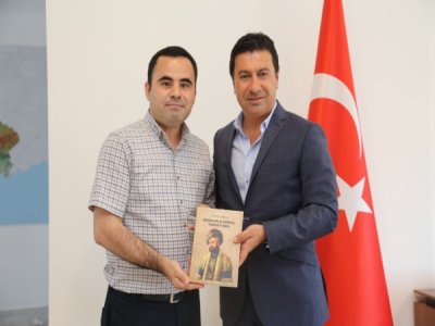 AMİRAL TURGUT REİS KİTABININ İLK İMZASI BAŞKAN ARAS’A