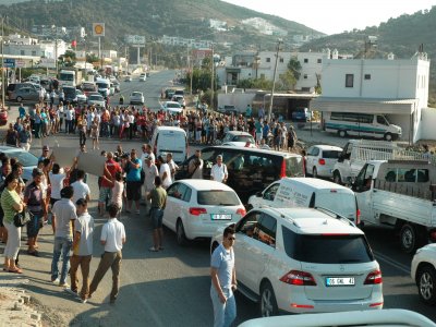 Anayola oturarak eylem yapan vatandaşlar trafiği kapattı