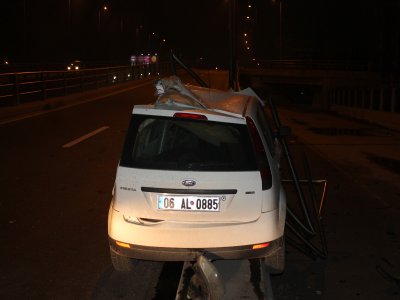 Ankara'da otomobil bariyerlere girdi: 1’i ağır 2 yaralı