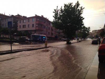 Ankara'da yağmur sele neden oldu