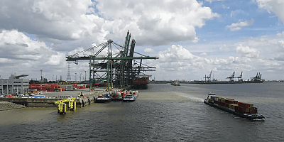 Antwerp Limanında Kimyasal Yangın! Deniz Trafiği Kapatıldı