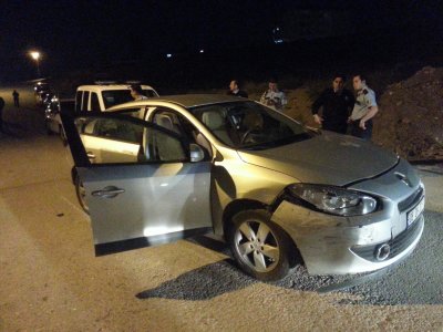 Aracın içinde vurulan şahıs, park halindeki otomobillere çarparak durabildi