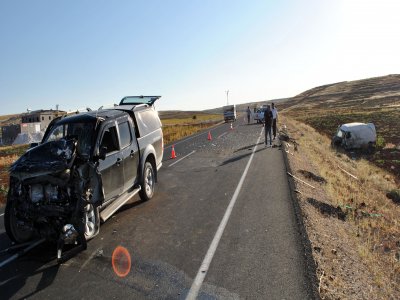 Araçlar kafa kafaya çarpıştı: 1 ölü, 3 yaralı