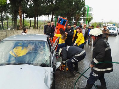 Araçta sıkışan sürücüyü itfaiye kurtardı