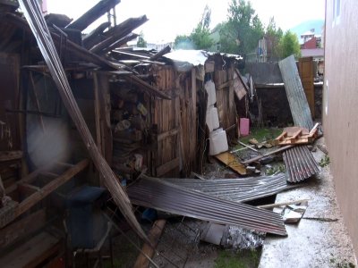 Ardahan'da kasırga önüne gelen her şeyi süpürdü