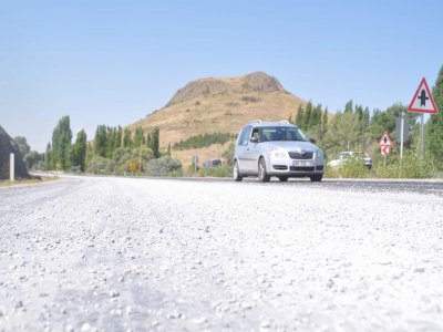 Asfalt üzerine dökülen mıcır kazaya davetiye çıkarıyor
