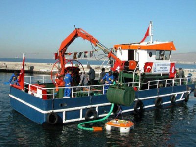 Atık Toplama Gemisi Sıkı Çalışıyor