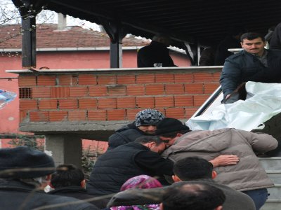 Av tüfeğini temizlerken ağabeyini vurdu