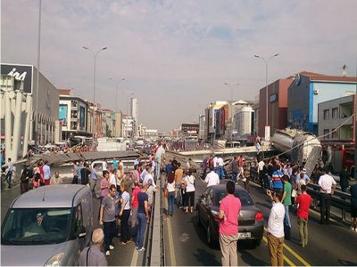 Avcılar`da Üst Geçit Çöktü