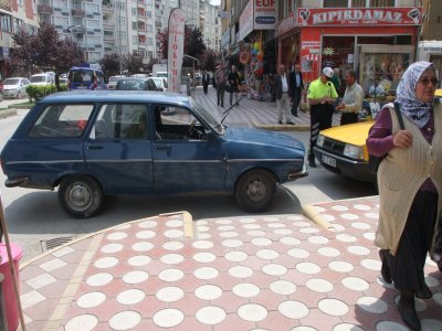 Bafra trafik ekipleri engelli geçidine araç park edenlere ceza yazdı