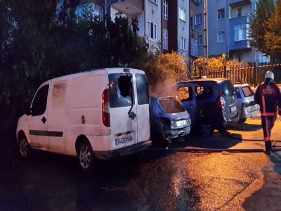 Bağcılar'da park halindeki 3 araç yandı