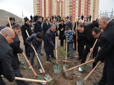 Baharla birlikte fidanlar toprakla buluştu