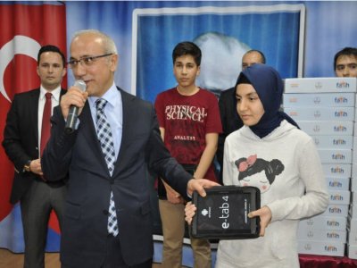 Bakan Elvan, Öğrencilere Tablet Dağıttı