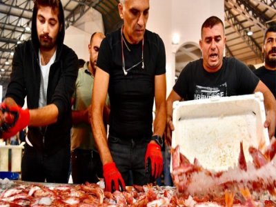BALIK SEZONU İZMİR BALIK HALİ`NDEKİ TÖRENLE AÇILDI