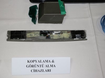 Banka kartlarını kopyalayıp dolandırıcılık yapan 2 kişi tutuklandı