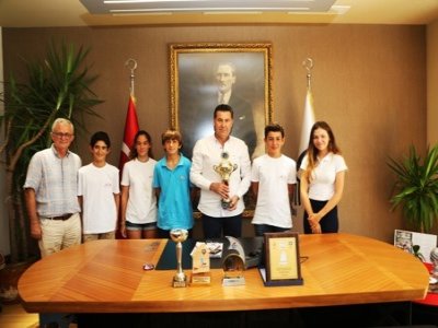 BAŞARILI YELKENCİLERDEN ZİYARET