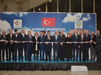 Başbakan Davutoğlu Kars Havalimanı`nda