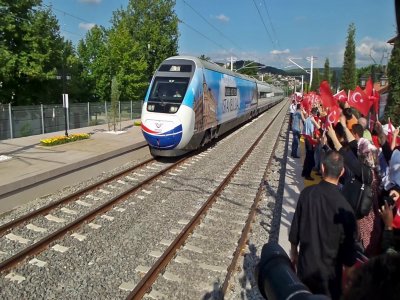 Başbakan`ın Bulunduğu Yüksek Hızlı Tren Sakarya`da Durmadı