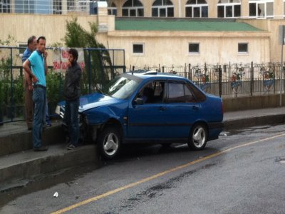 Başka bir araca çarpan sürücü kaçarken kaldırıma çıktı
