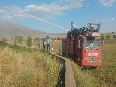 Bayram günü mezarlık ziyaretine gidenler yangın şoku yaşadı