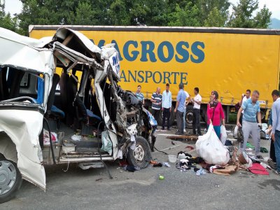 Bayram tatiline gidenlerin bulunduğu minibüs TIR'a çarptı: 20 yaralı