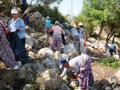 BELEDİYE EKİPLERİ TORBA SAHİLİNİ DÜZENLEDİ
