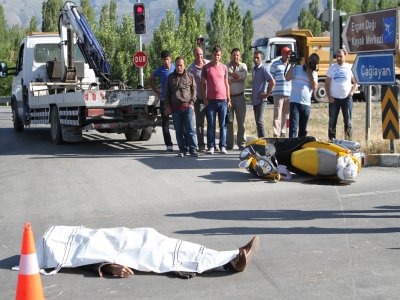 Beton mikseri ile çarpışan motosiklet sürücüsü hayatını kaybetti