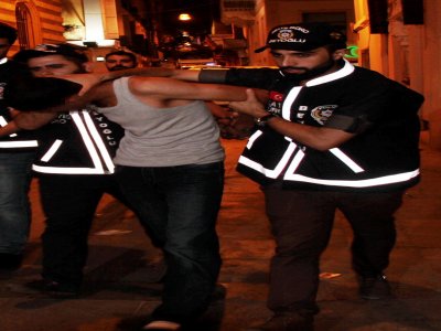 Beyoğlu’nda 60 poşet satışa hazır bonzai yakalandı