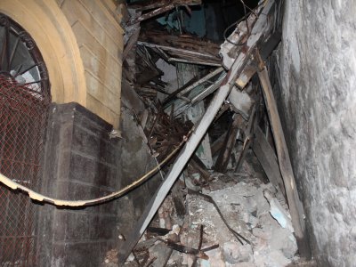 Beyoğlu’nda metruk bina çöktü