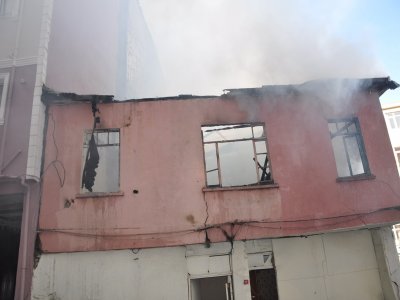 Beyoğlu’nda yanan tarihi bina korkuttu