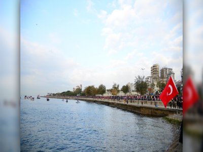 BİNLER ATATÜRK İÇİN EL ELE VERDİ