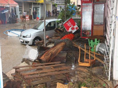 Bir Belde Ve 4 Köy Sular Altında Kaldı, 16 Köye Ulaşım Sağlanamıyor