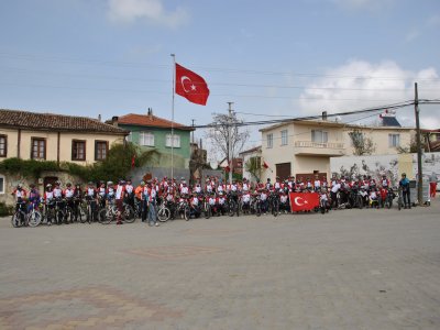 Bisikletçiler Çanakkale Şehitleri için pedal çevirdi