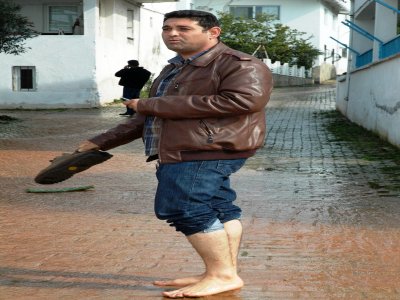 Bodrum’da içme suyu boru hattı patladı, ortalık savaş alanına döndü